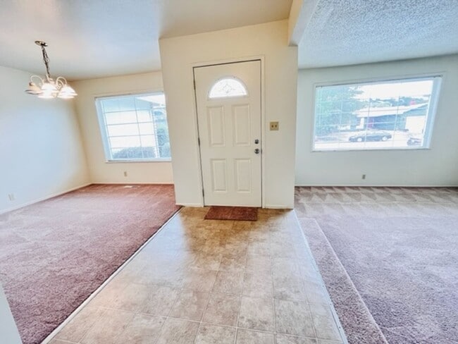 Building Photo - Move-In Ready 4BD/2BA Single Story, Ranch-...