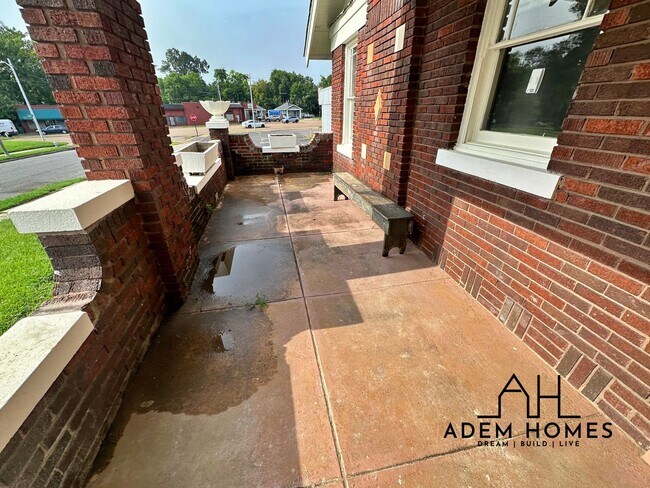 Building Photo - Recently Renovated Brick Home Minutes Away...