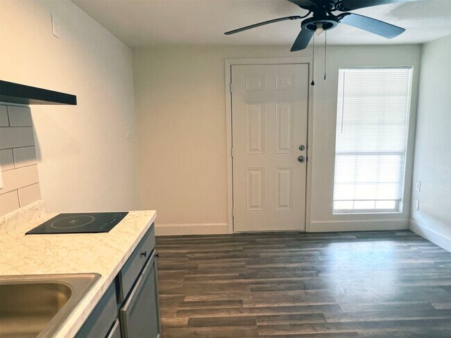 Building Photo - 201 Eastwood St