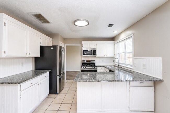 Building Photo - 18162 Holly Green Dr