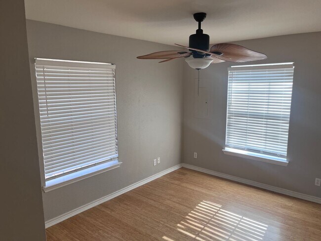 Building Photo - Beautiful 3 bed/2 bath home in West Sherman!