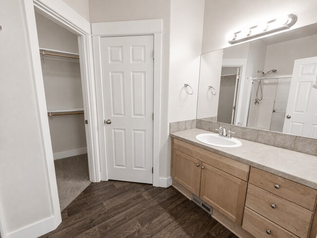 Building Photo - Spacious 3BR Home with Private Yard Near Alpenglow Park