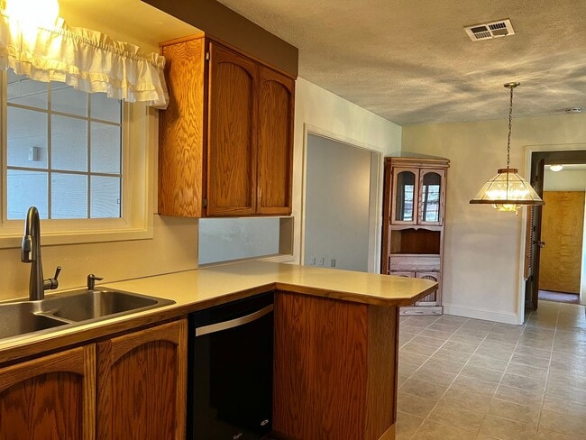 Building Photo - 3 Bedroom, 2.5 Bath House