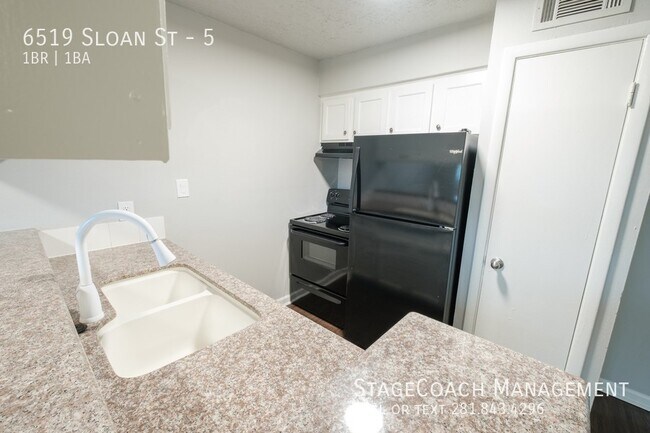 Building Photo - Beautiful 1/1 just minutes from downtown, ...