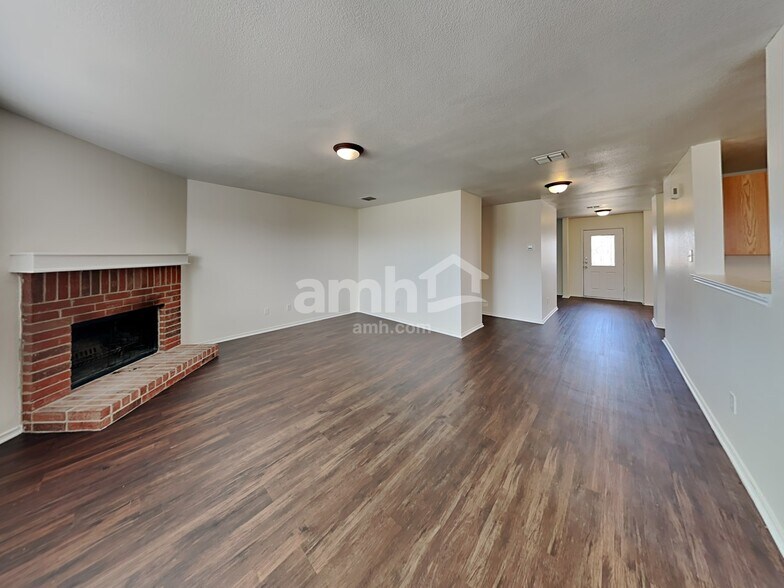 Building Photo - 1409 Laurel Ln