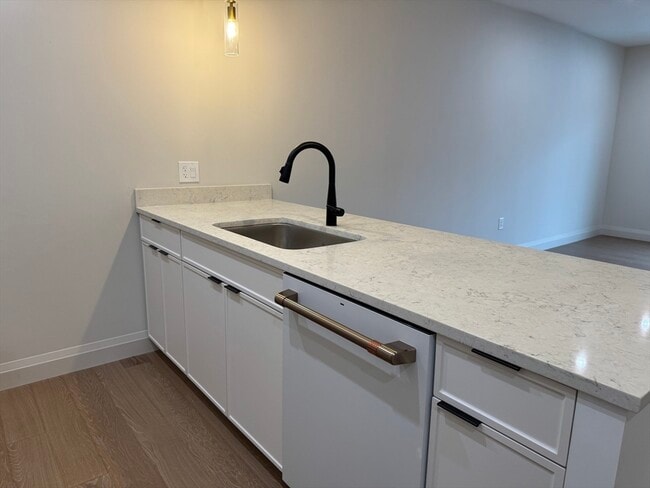 Building Photo - 100 Lincoln St