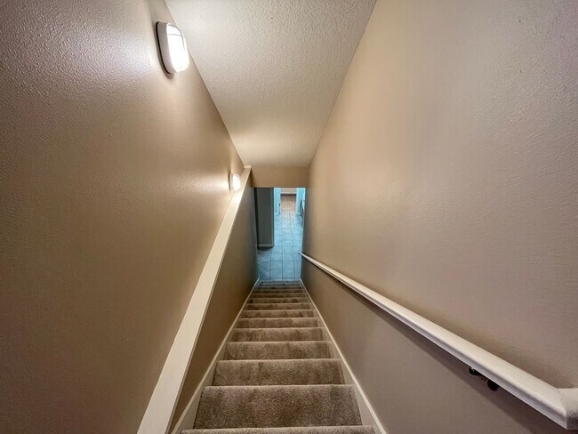 Building Photo - Immaculate 4 bedroom, 3.5 bathroom, tri-level Home in Tigard!! Expansive Views, Office space, Gam...