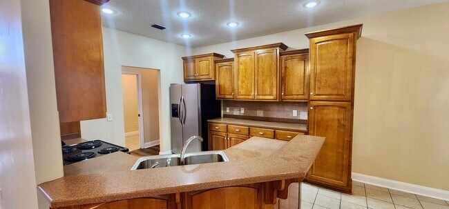 Building Photo - Great Home and Location-Available Now!