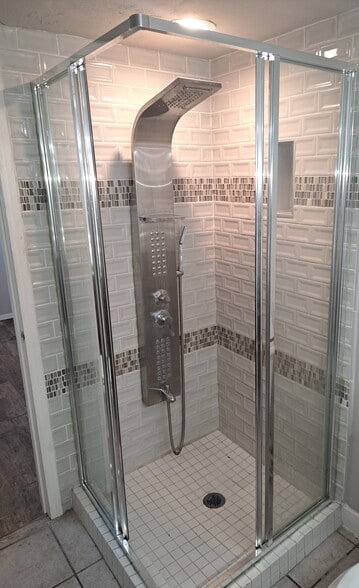On-suite bathroom - 3030 E Clarendon Ave