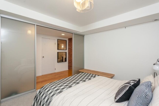 Building Photo - 1 bedroom in Chicago IL 60605
