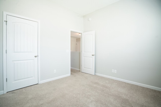 Building Photo - 647 Red Oak Ln