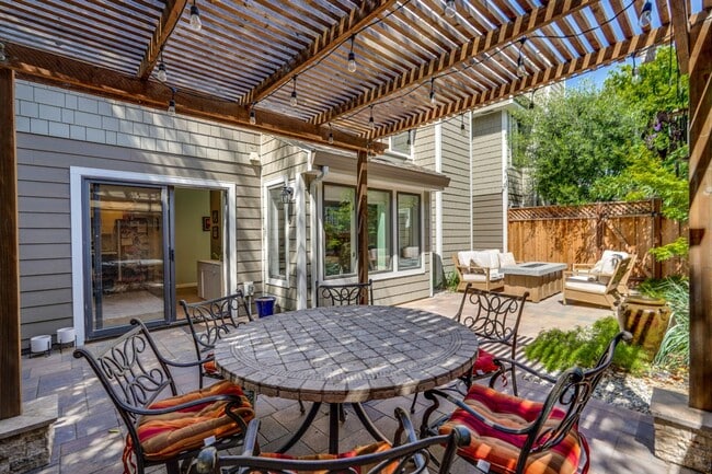 Building Photo - Large 3 Bed 2.5 Bath Townhome walking dist...