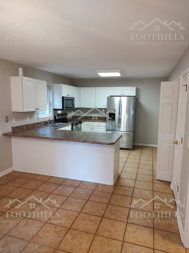 Building Photo - 3-Bedroom Home with Scenic Views in Pendle...