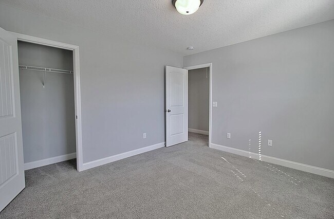 Building Photo - 566 Burke Dr