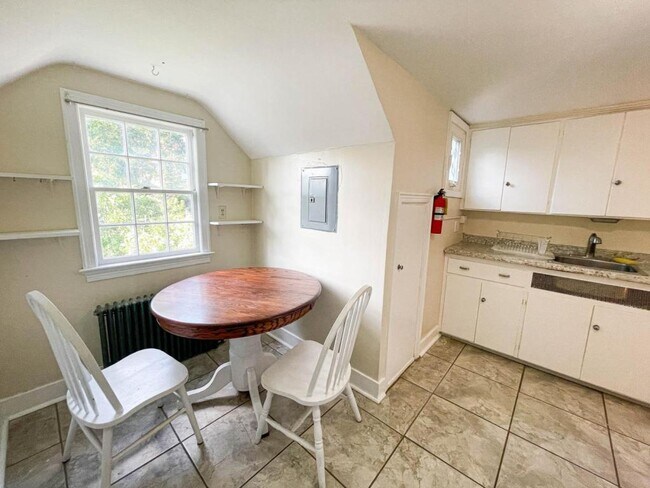 Building Photo - 705 E Seneca St