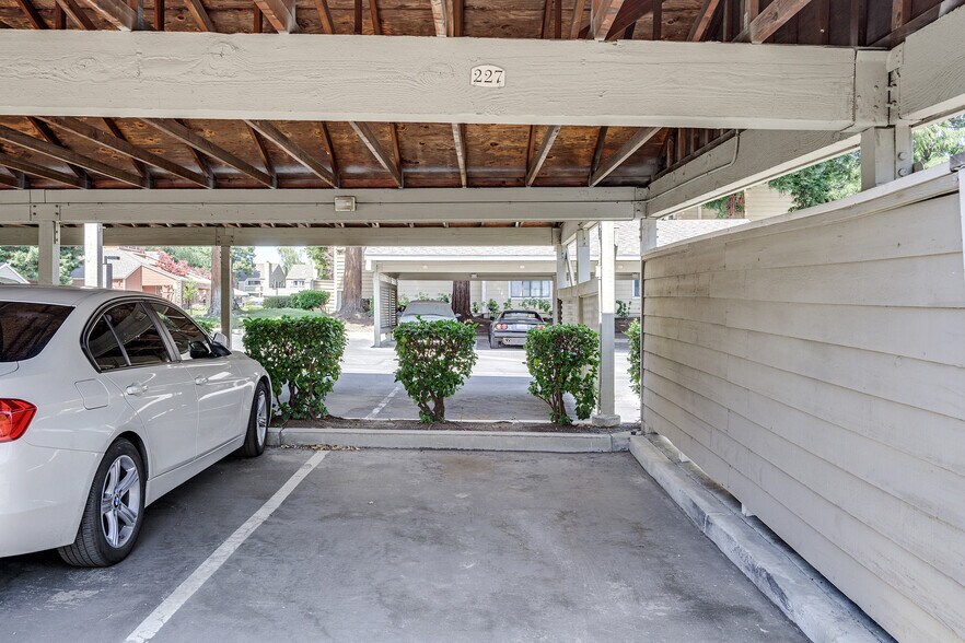 Building Photo - 160 Eastridge Dr