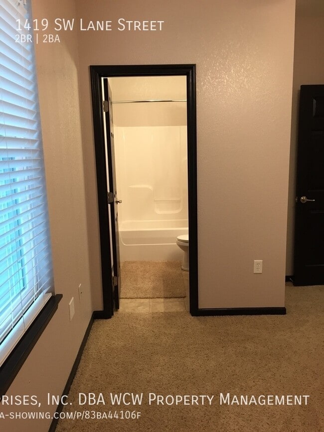 Building Photo - 1419 SW Lane St