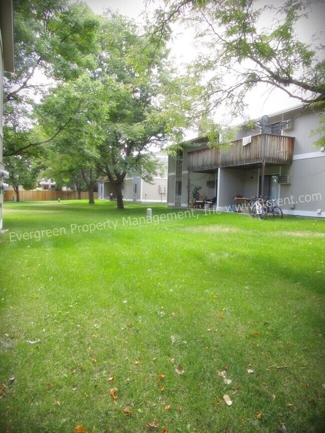 Building Photo - 3950 Manhattan Ave