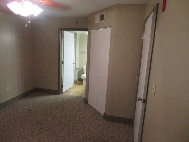 Building Photo - Lake Plaza Condominiums 3BD/2BA FALL 2025 ...