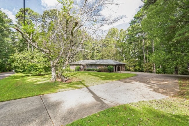 Building Photo - Spacious 5BR / 3BA House in Marietta