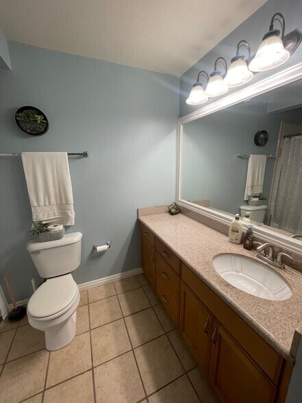 Room - 687 W Jefferson Cv