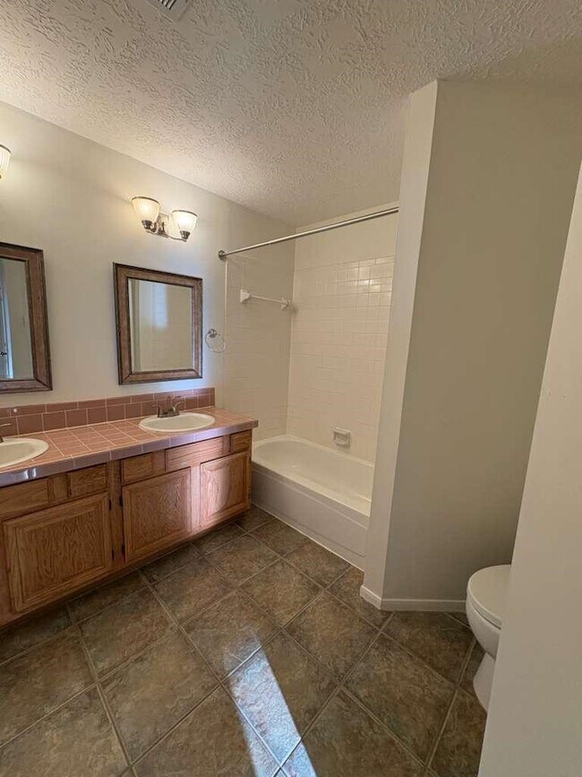 Building Photo - 16119 Lakestone Dr