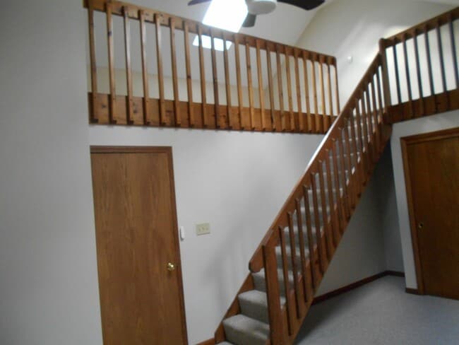 Building Photo - Derry Townhouse for Rent- 2 Bedrooms + Loft!  Available Nov 15!