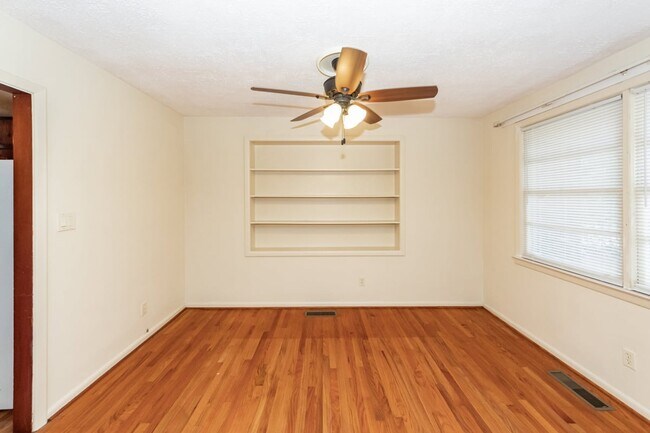 Building Photo - 453 Wade Hampton Dr