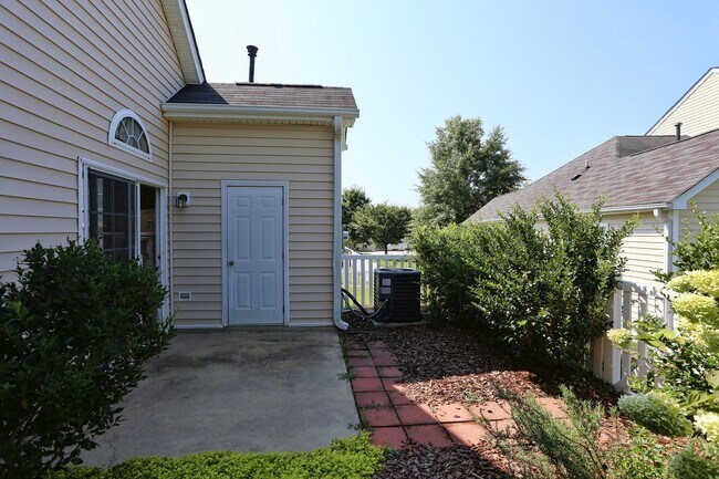 Building Photo - 915 Cinnamon Dr