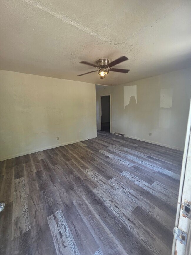 Building Photo - 4BD/1 BA nicely updated home