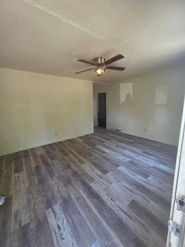 Building Photo - LIMITED TIME**NO APPLICATION FEE**1/2 OFF ...