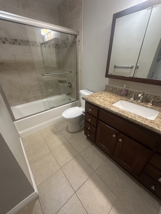 Building Photo - $3,400 - Charming Ground-Floor 2 Bed / 2 Bath Condo in Desirable Oaks North 55+ Community