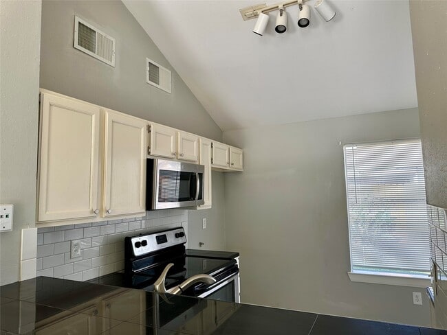 Building Photo - 18530 Meadows Way Dr