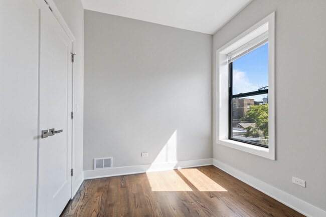 Building Photo - 1472 W Summerdale Ave