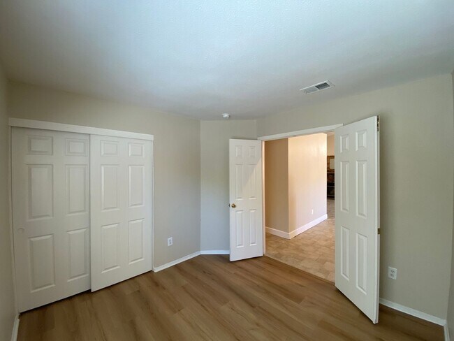 Building Photo - Great Location/Cozy Fireplace/Laguna Creek