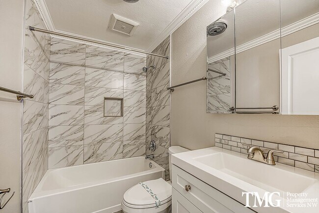 Building Photo - Bright Upper-Level 2 BD with Covered Deck