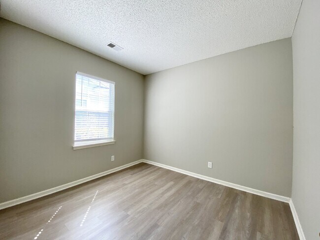 Building Photo - Beautiful Three Bedroom Home Sun City Home!