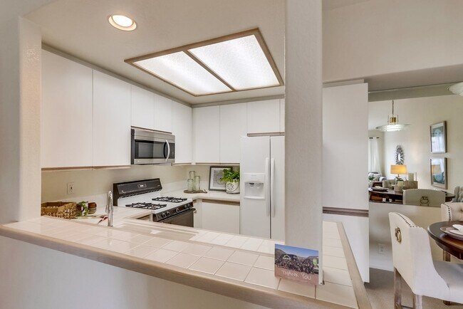 Building Photo - Beautiful Aliso Viejo Condo in the Seagate Colony-2/2