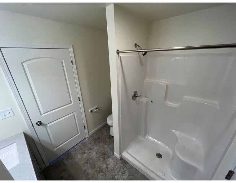 Master Bath - 301 Post Oak Dr