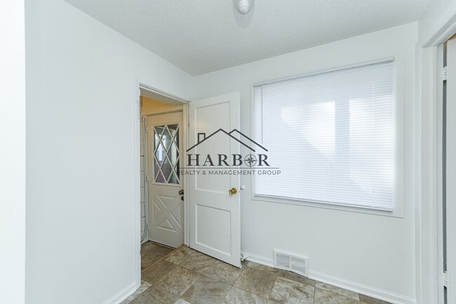 Building Photo - 4 Bedroom Home-Walking Distance to Downtown Rochester!