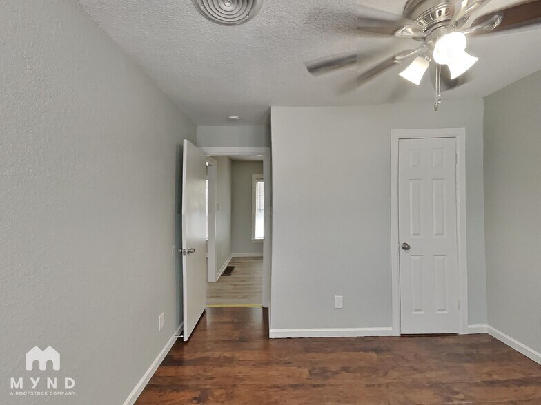 Building Photo - 3862 Meadowbrook Dr