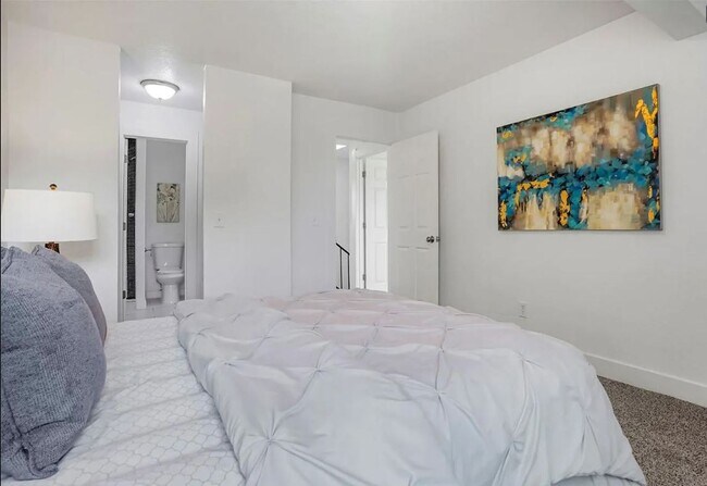 Building Photo - Fully Renovated Townhome Minutes from the ...