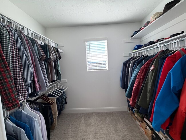 Building Photo - 487 W Carnation Ct