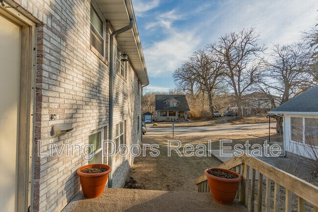 Building Photo - 402 W Eldora Ave