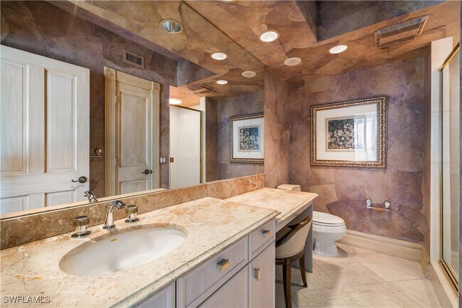 Building Photo - 8231 Bay Colony Dr