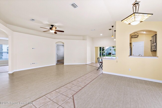 Building Photo - 960 Villa Dr