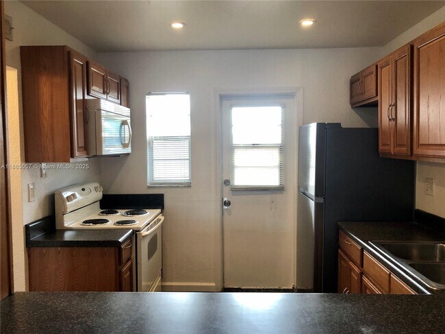 Primary Photo - 8121 SW 24th Ct