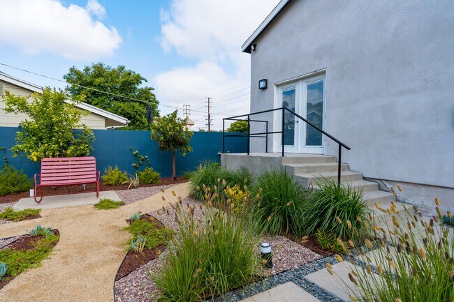Building Photo - 1460 Yosemite Dr