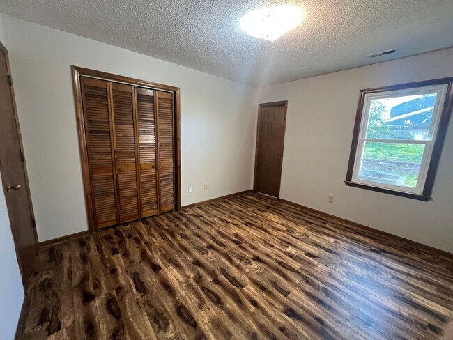 Building Photo - 109 Hickory Grove Dr