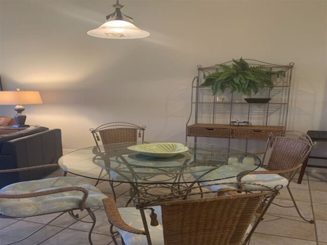Building Photo - Seasonal Rental in Lexington Country Club